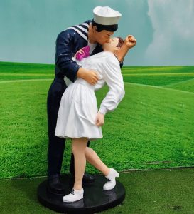 Fiberglass Figure Sculpture Victory Kiss Statue fiberglass sculpture statue 