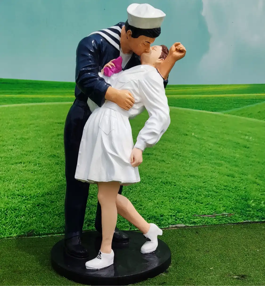 Fiberglass Figure Sculpture Victory Kiss Statue