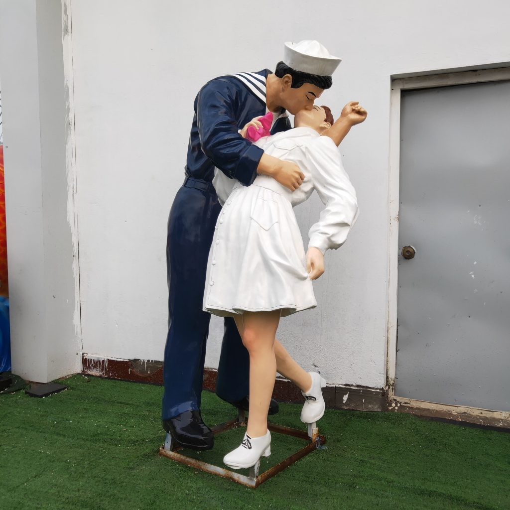 Victory Kiss sculpture
