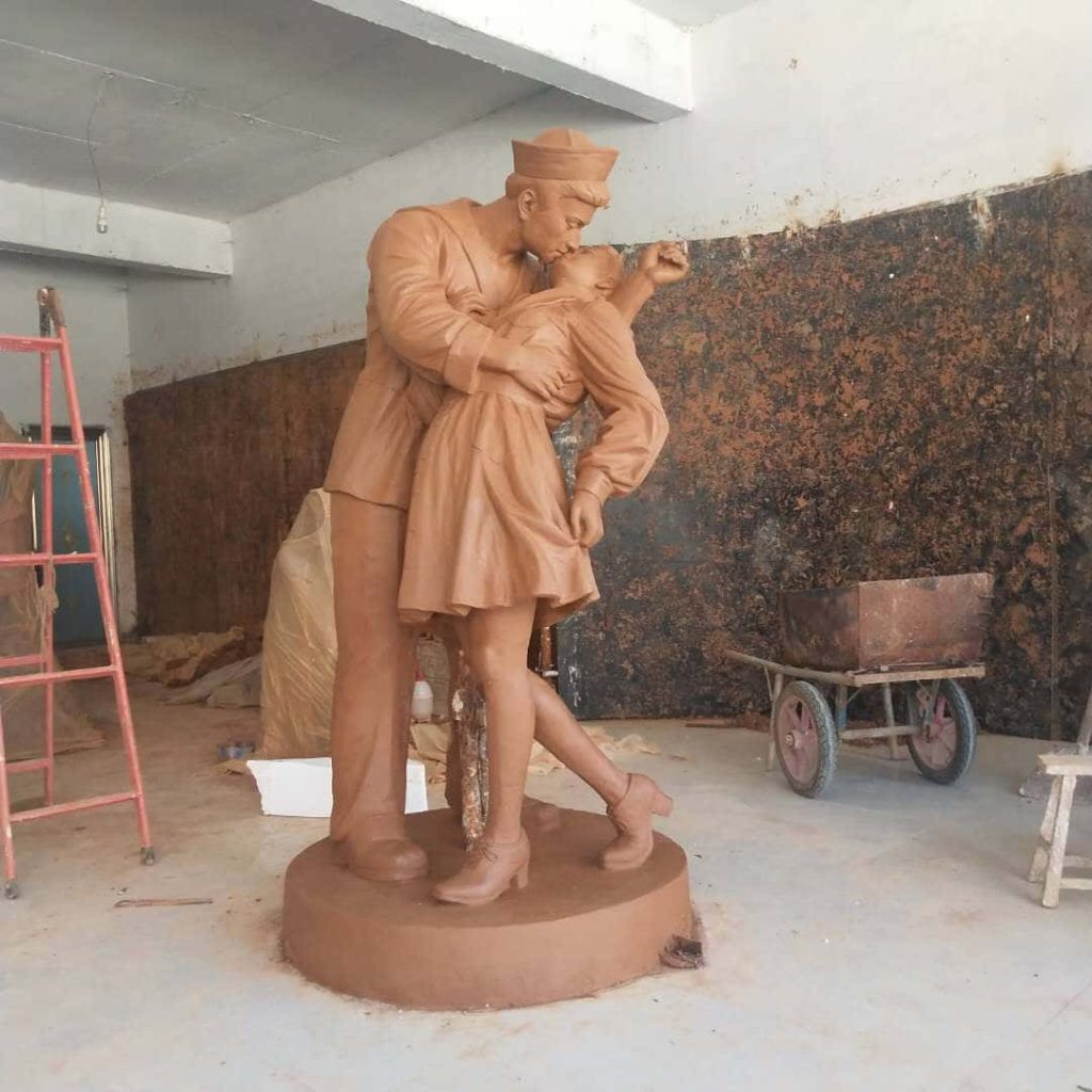 Victory Kiss sculpture 3 Victory Kiss sculpture