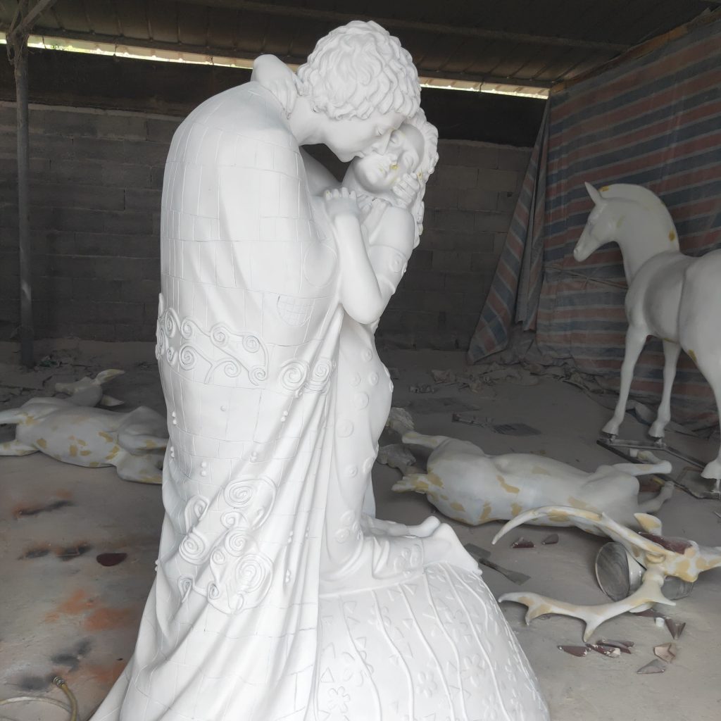 Victory Kiss sculpture 5 fiberglass statue