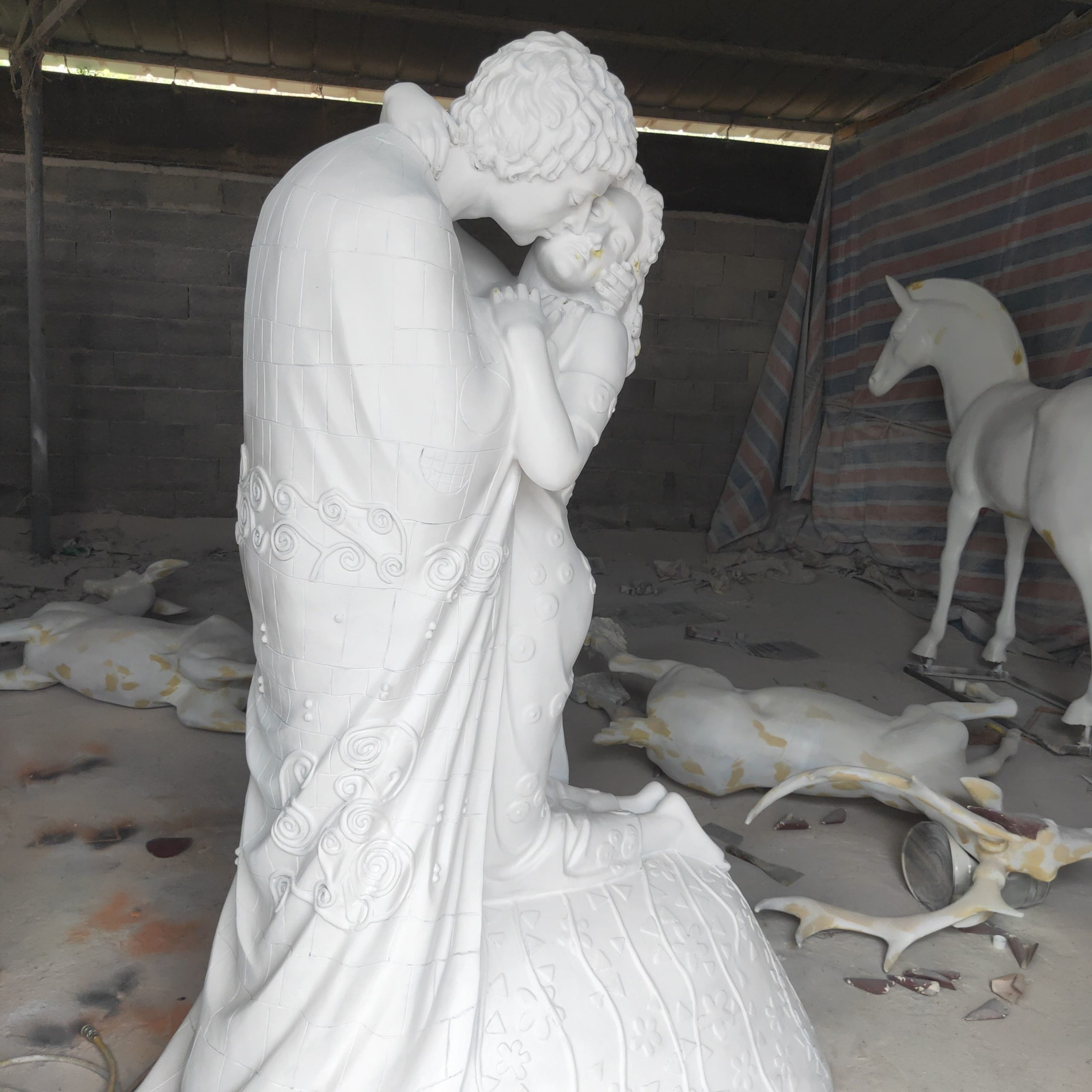 Fiberglass Kiss statue FKS260 2 fiberglass statue