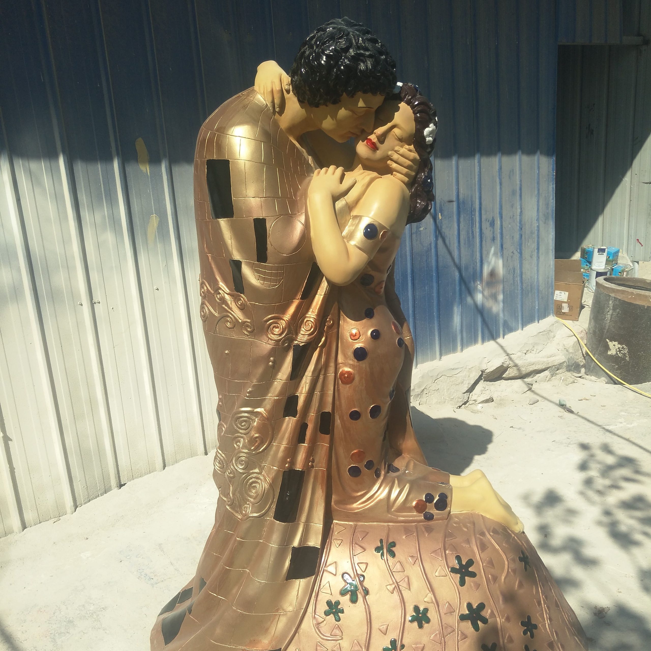 Fiberglass Kiss statue FKS260 1 fiberglass statue
